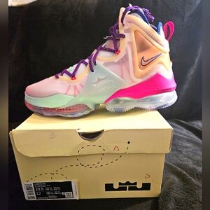 Mens LeBron James size 10.5